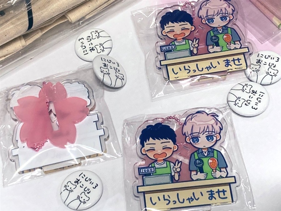 【同人グッズ】バイトの宮川君は店長が好き　持ち歩けるアクリルスタンド（いらっしゃいませ　桜ピンク）